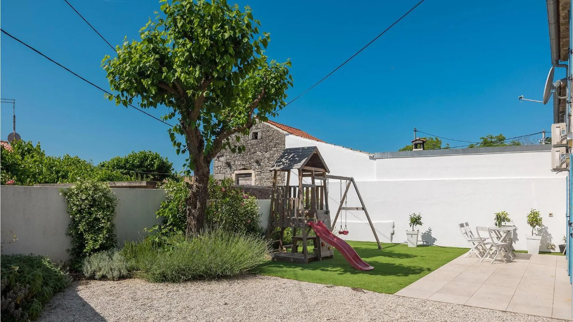 2 Bedroom Beautiful Home In Lozari Stuparic Holiday home
