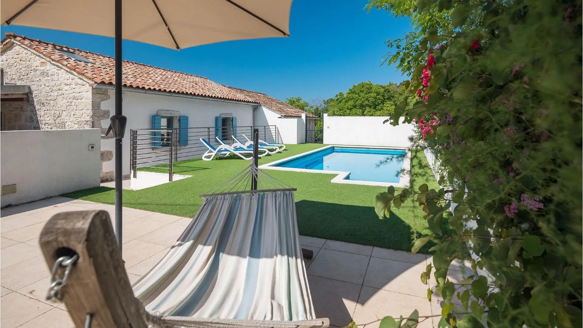 2 Bedroom Beautiful Home In Lozari Stuparic