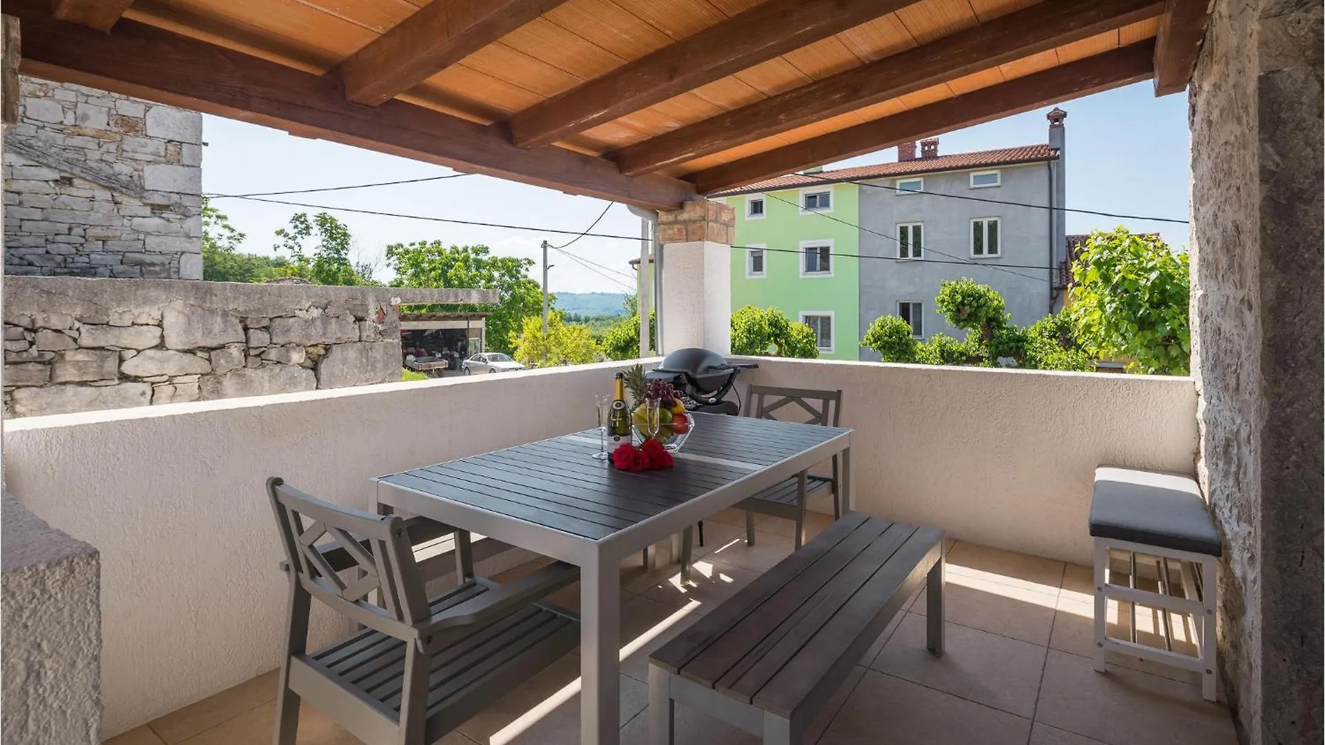 2 Bedroom Beautiful Home In Lozari Stuparic